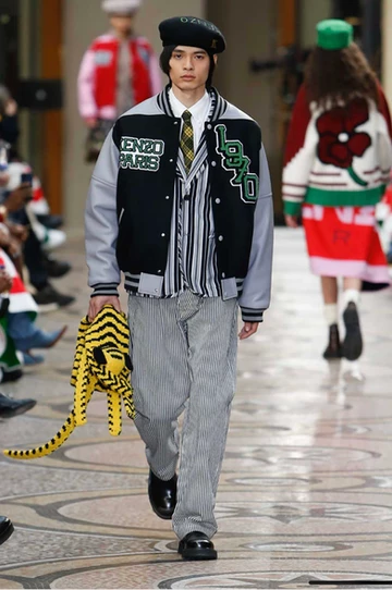 Sportsy men's look combining varsity jacket with classic trousers | Ode2style.com