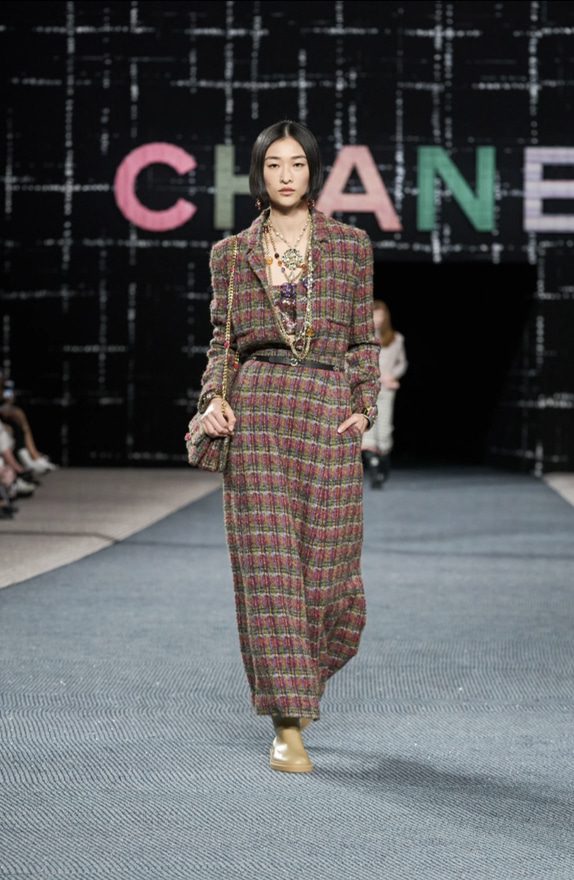 Pink tweed look from the Chanel AW22 show | Ode2style.com