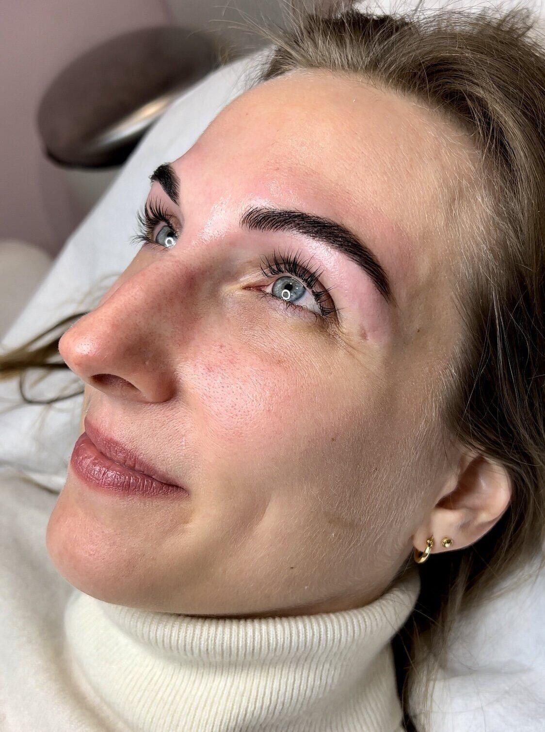 Close up of Astrid after a browshaping and lashlift treatment at Artistry | Ode2style.com