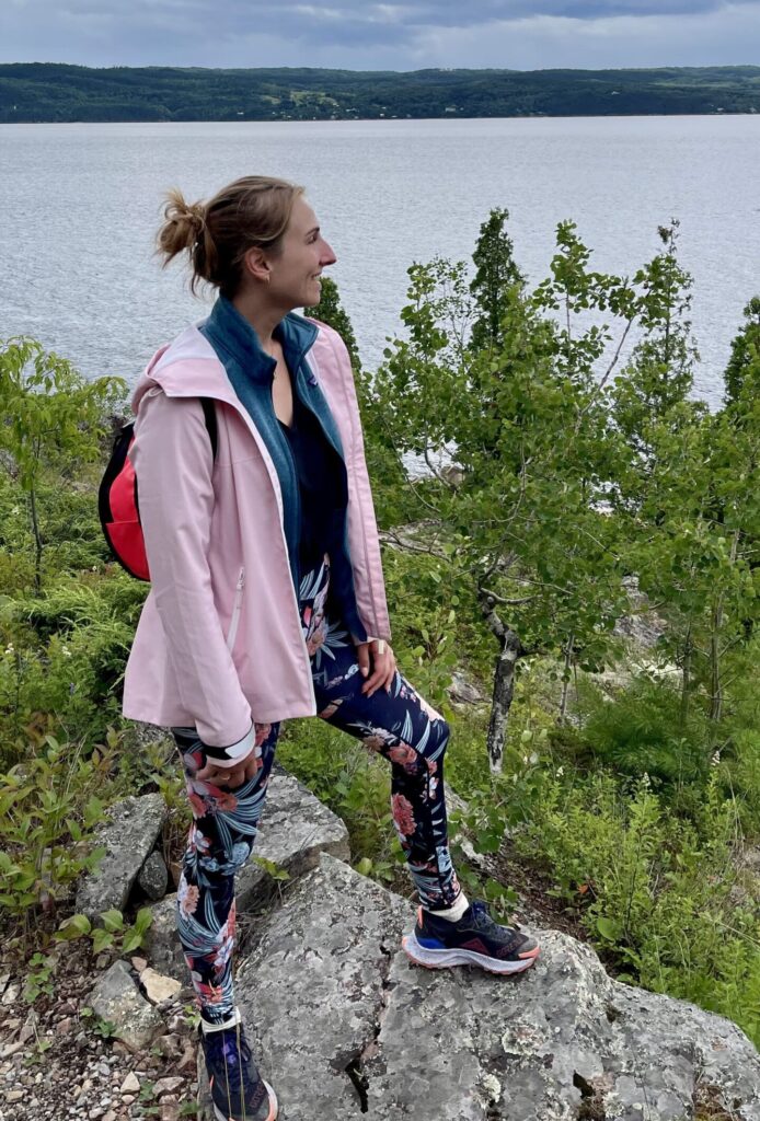 Astrid hiking along the Saguenay river | Ode2style.com