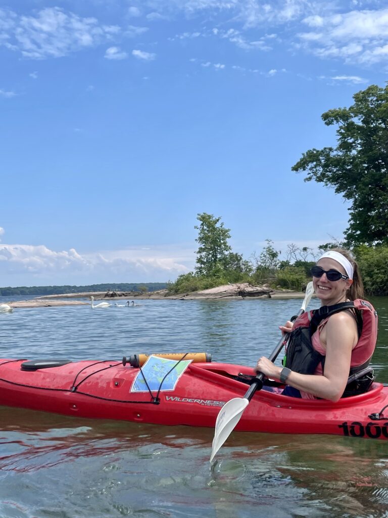 Astrid in a canoe paddling through the 1000 islands, Canada | Ode2style.com