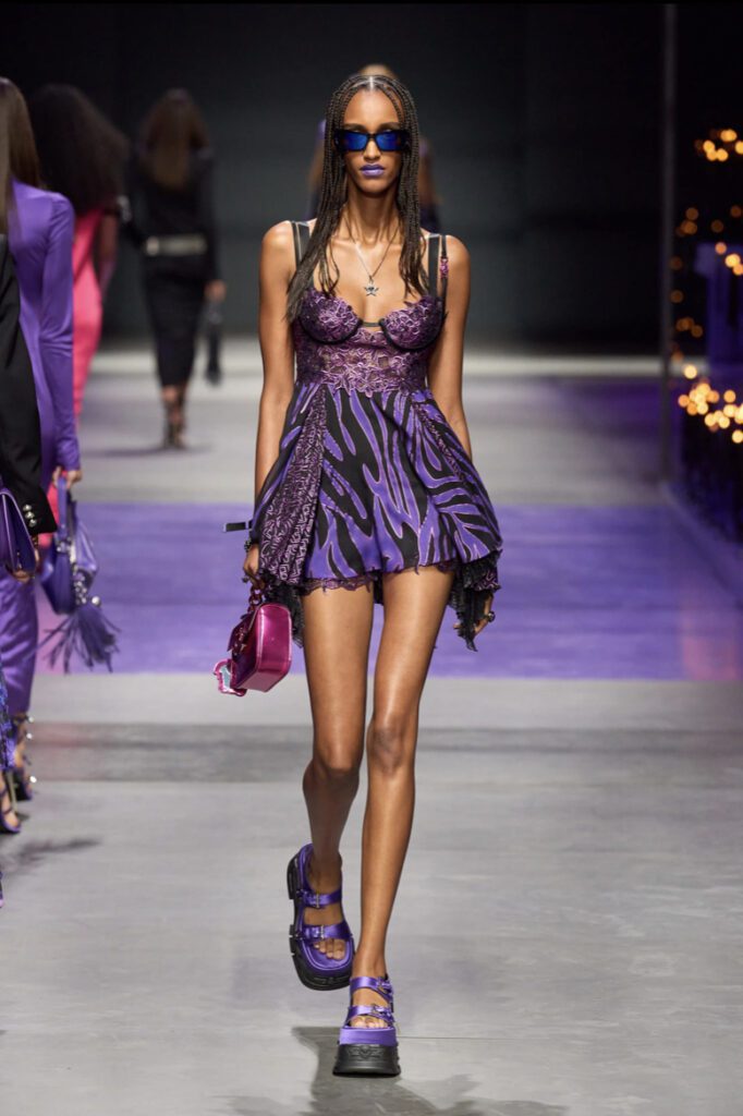 Purple Barbiecore look from the Versace SS23 Show | Ode2style.com
