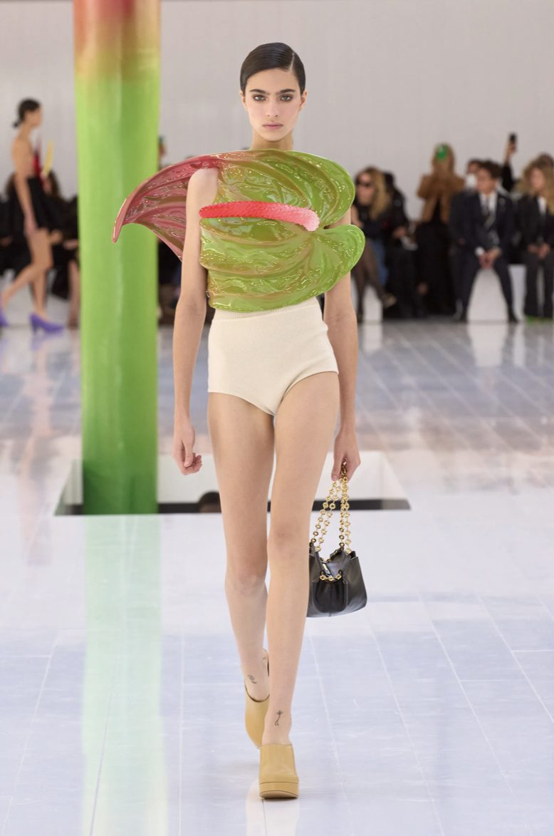 Anthurium inspired look from the Loewe SS23 show designed by J.W. Anderson | Ode2style.com