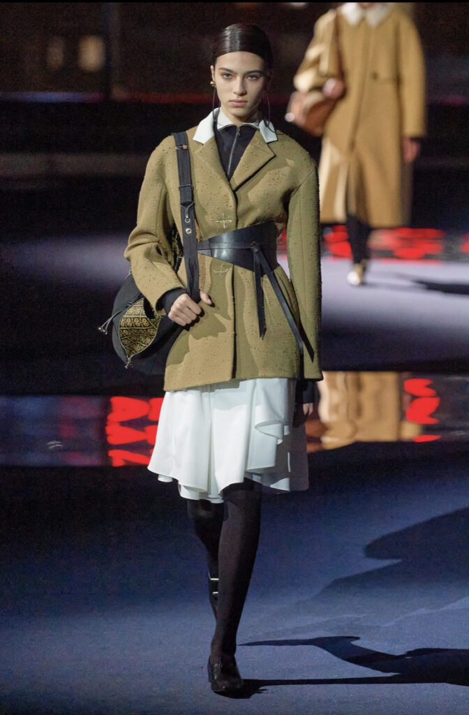 Equestrian inspired look with a big waist belt from the Tory Burch AW23 show | Ode2style.com