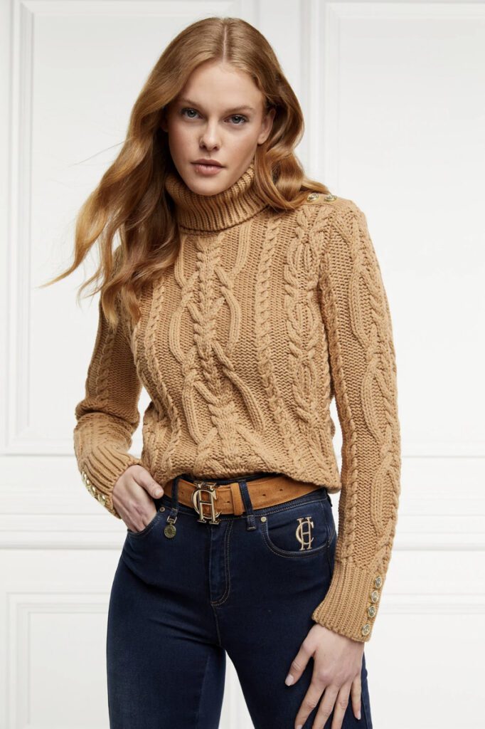 Modelw wearing a camel cable knit roll neck sweater of Holland Cooper and dark Blue HC jeans | Ode2style.com