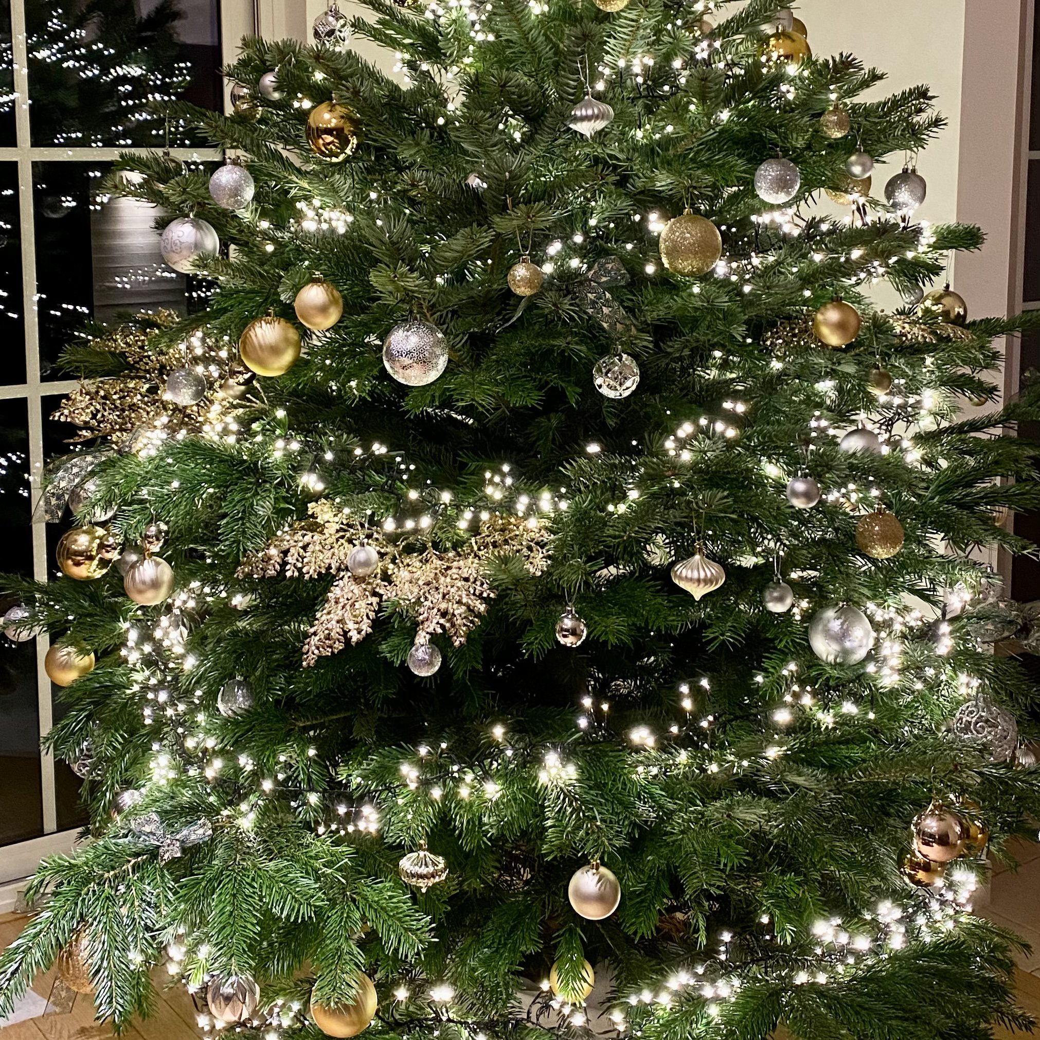 Christmas tree with gold and silver baubles | Ode2style.com